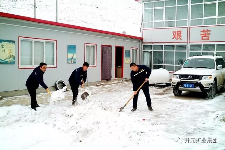 人間四月芳菲盡，山中春雪還復來